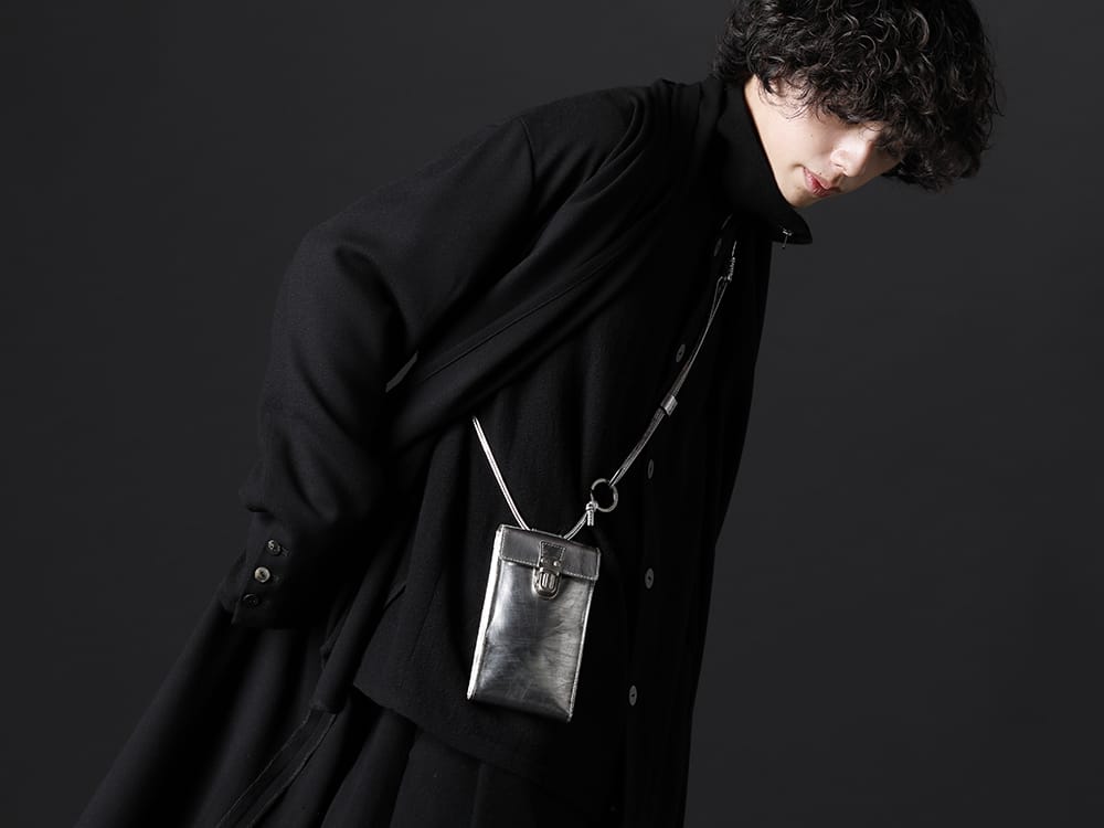 クジャク / パトリック ステファン 2022-23AW - オリジナルの生地を生かした、kujakuらしい1着 - KJ-22AW20(イブキフロ カーディガン) KJ-22AW13(ヒメヒガンバナ ジャケット) 213ABG05(レザー ガジェット バッグ カータブル シルバー) - 2-005