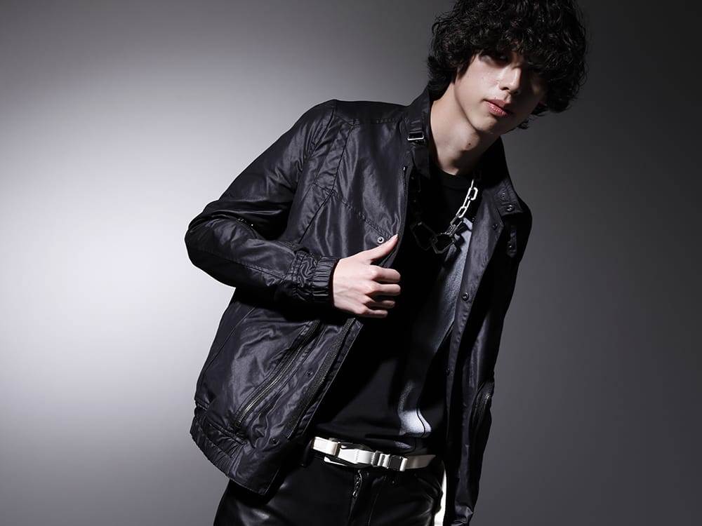 JULIUS 2023SS - Military look with a touch of luxury. - 797BLM7(Cargo Blouson Polyester Cotton Cloth) 817CPM3-Black(Cotton/Modal Jersey Front Print Short Sleeve T-Shirt Black) 817ACU15-silver(Chain Necklace Silver) - 2-001