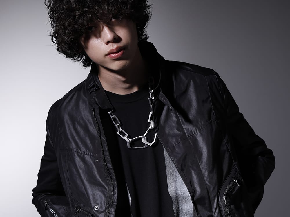 JULIUS 2023SS - Military look with a touch of luxury. - 797BLM7(Cargo Blouson Polyester Cotton Cloth) 817CPM3-Black(Cotton/Modal Jersey Front Print Short Sleeve T-Shirt Black) 817ACU15-silver(Chain Necklace Silver) - 2-004