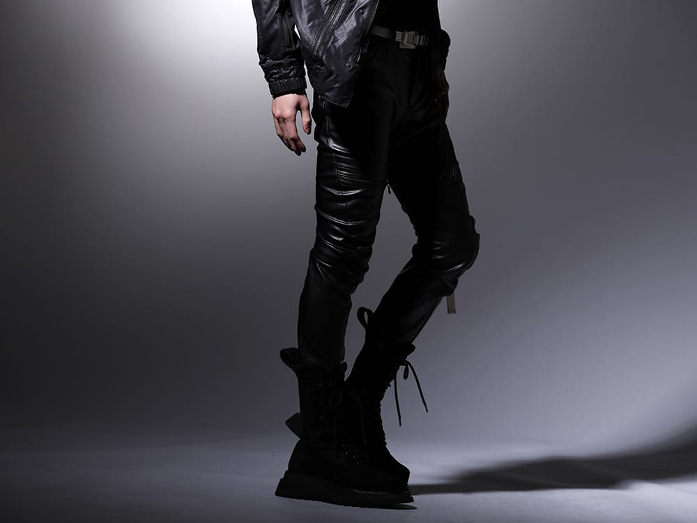 JULIUS 2023SS - Slim pants with a pattern that creates three-dimensional wrinkles - 807PAM8(Synthetic Leather Pleather Indirect Pants) 807FWM1(Cow Velor Lace Up Combat Boots) 807ACU1-Off-White(Cow Skin / Nylon Tape Belt Off White) - 3-002