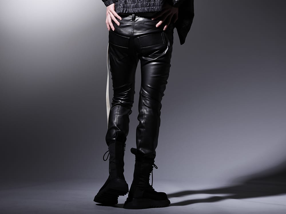 JULIUS 2023SS - Slim pants with a pattern that creates three-dimensional wrinkles - 807PAM8(Synthetic Leather Pleather Indirect Pants) 807FWM1(Cow Velor Lace Up Combat Boots) 807ACU1-Off-White(Cow Skin / Nylon Tape Belt Off White) - 3-003