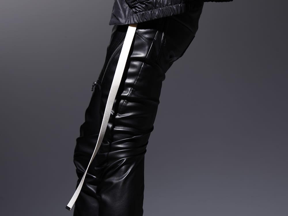 JULIUS 2023SS - Slim pants with a pattern that creates three-dimensional wrinkles - 807PAM8(Synthetic Leather Pleather Indirect Pants) 807ACU1-Off-White(Cow Skin / Nylon Tape Belt Off White) - 3-006