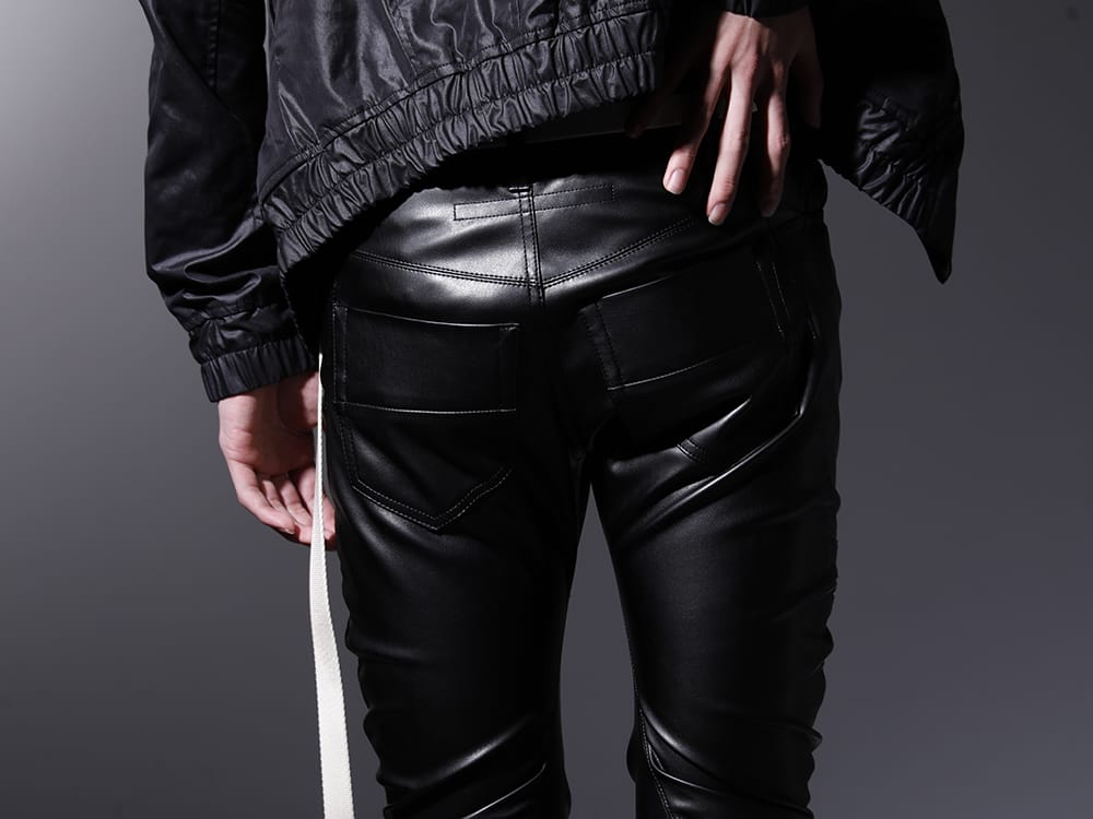 JULIUS 2023SS - Slim pants with a pattern that creates three-dimensional wrinkles - 807PAM8(Synthetic Leather Pleather Indirect Pants) 807ACU1-Off-White(Cow Skin / Nylon Tape Belt Off White) - 3-007