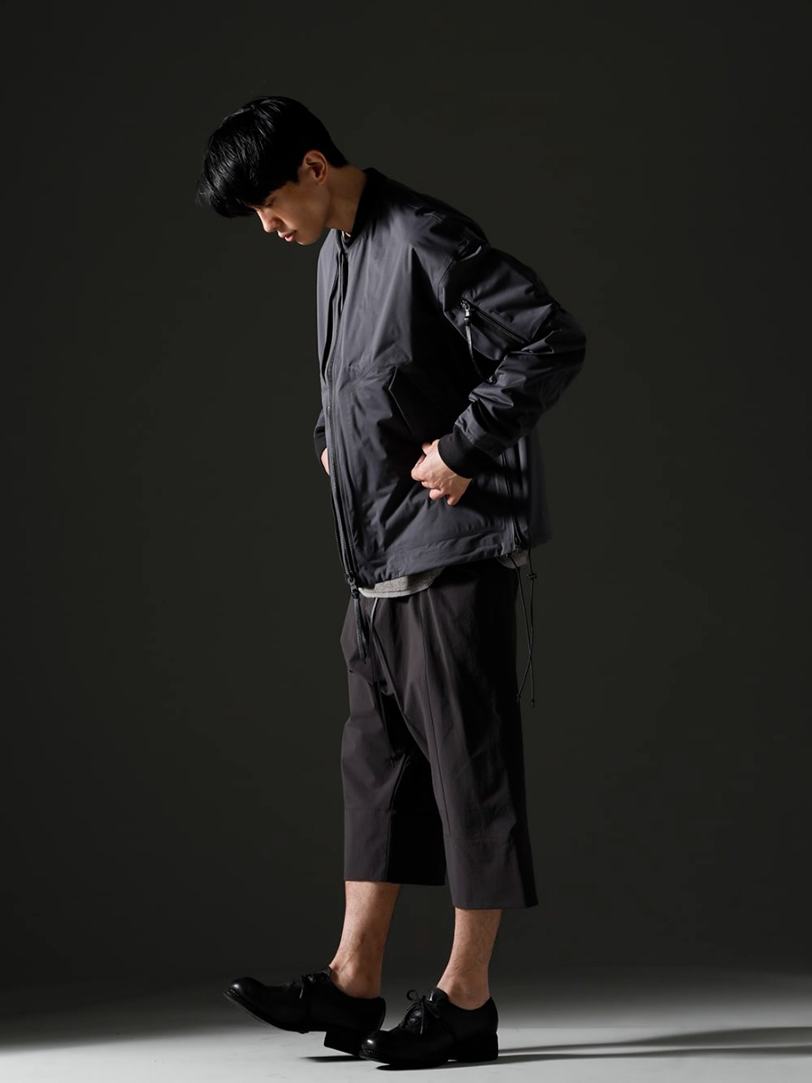 The Viridi-anne - ザ ヴィリジアン 23SS(春夏) スタイリング TVAが得意とするテック系アイテムのスタイリング - VI-3558-06-Dark-Gray 撥水加工 ボンバージャケット ダークグレー VI-3587-07 レイヤード リブ セーター vi-3564-04-Dark-Gray 撥水加工 ストレッチ 膝丈パンツ ダークグレー PL10L-BLKT オーソピーディック ダービーシューズ ホース フルグレイン レザー - PL10L  1-002