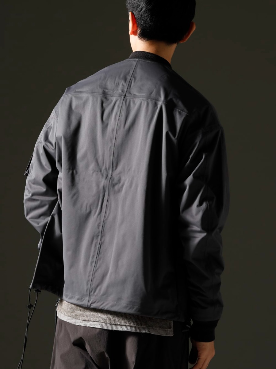 The Viridi-anne - ザ ヴィリジアン 23SS(春夏) ミリタリーのデザインにアウトドアの機能性を持たせた本格的な作り  - VI-3558-06-Dark-Gray 撥水加工 ボンバージャケット ダークグレー VI-3587-07 レイヤード リブ セーター vi-3564-04-Dark-Gray 2-003