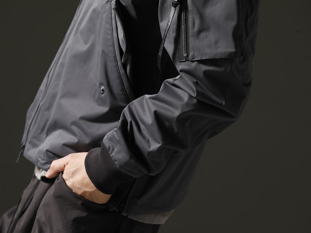 The Viridi-anne - ザ ヴィリジアン 23SS(春夏) ミリタリーのデザインにアウトドアの機能性を持たせた本格的な作り  - VI-3558-06-Dark-Gray 撥水加工 ボンバージャケット ダークグレー VI-3587-07 レイヤード リブ セーター vi-3564-04-Dark-Gray 2-004