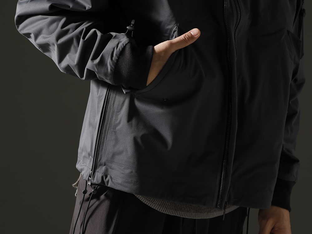 The Viridi-anne - ザ ヴィリジアン 23SS(春夏) ミリタリーのデザインにアウトドアの機能性を持たせた本格的な作り  - VI-3558-06-Dark-Gray 撥水加工 ボンバージャケット ダークグレー VI-3587-07 レイヤード リブ セーター vi-3564-04-Dark-Gray 2-005