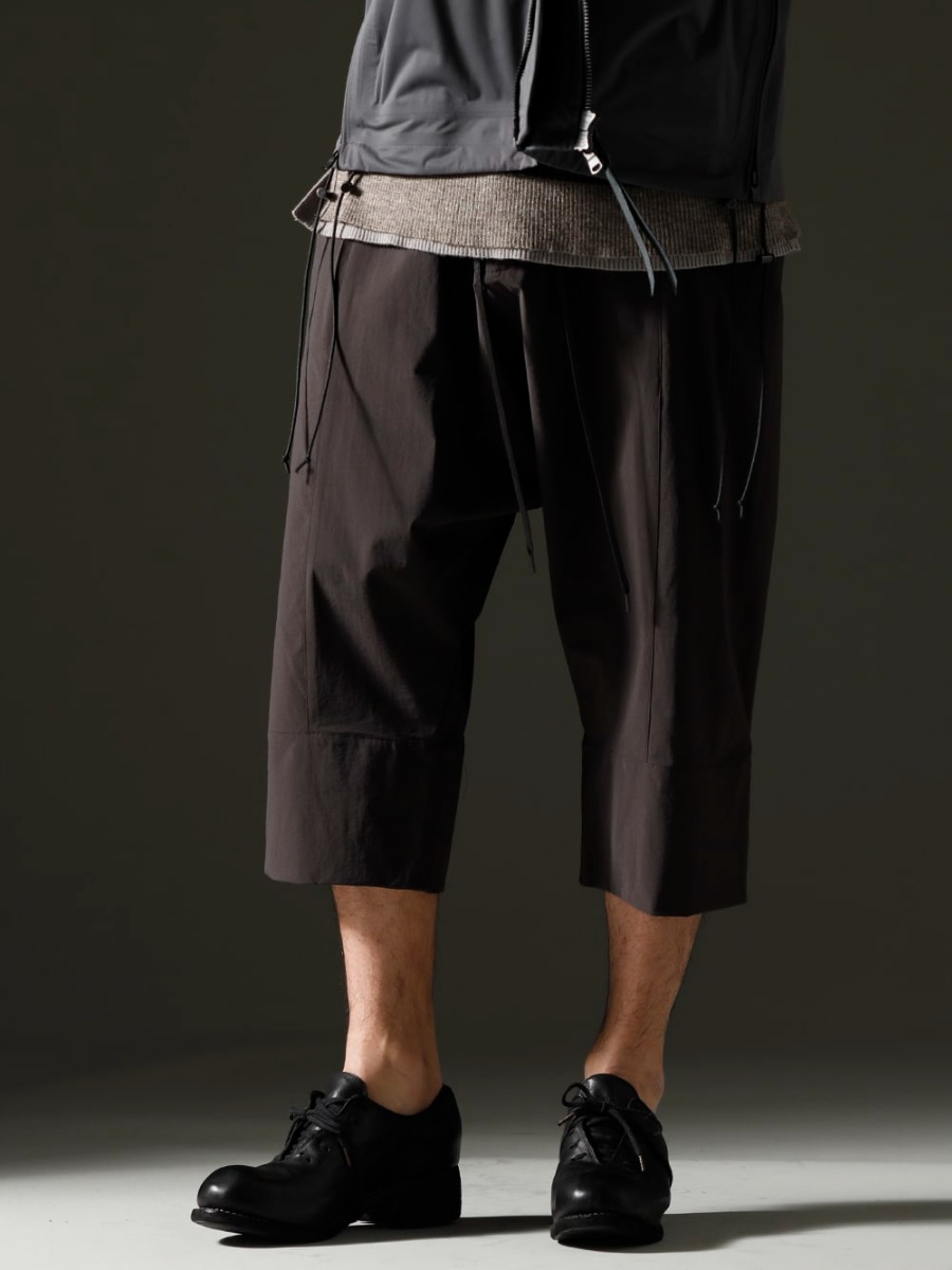 The Viridi-anne - ザ ヴィリジアン 23SS(春夏) アレンジ次第で春夏の期間中長く使えるパンツ -  撥水加工 ストレッチ 膝丈パンツ ダークグレー PL10L-BLKT オーソピーディック ダービーシューズ ホース フルグレイン レザー - PL10L  3-001