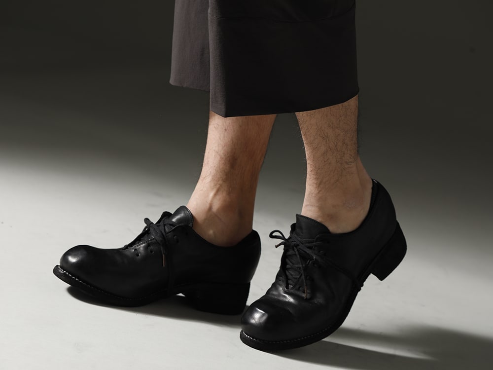 The Viridi-anne - ザ ヴィリジアン 23SS(春夏) アレンジ次第で春夏の期間中長く使えるパンツ -  撥水加工 ストレッチ 膝丈パンツ ダークグレー PL10L-BLKT オーソピーディック ダービーシューズ ホース フルグレイン レザー - PL10L  3-004