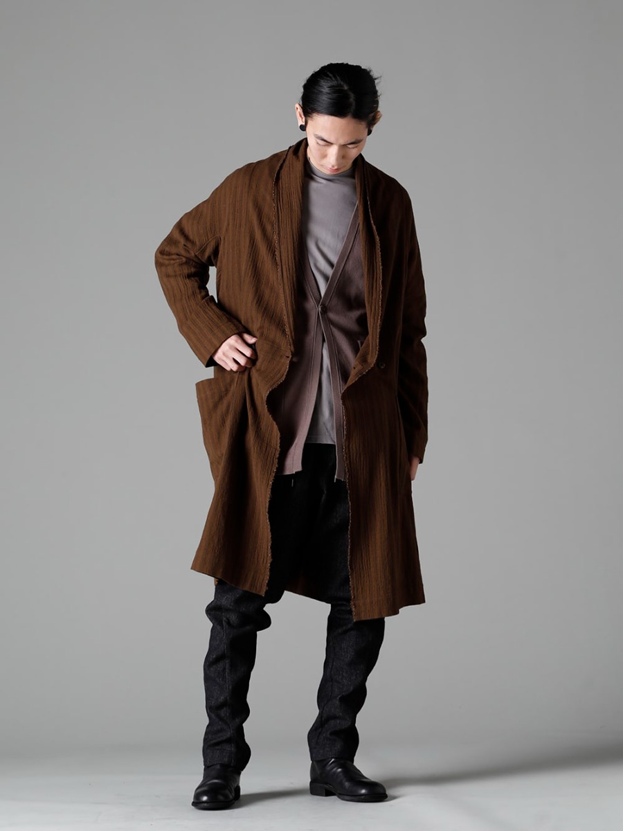 DEVOA(デヴォア) ZIGGY CHEN(ジギーチェン) GUIDI(グイディ) 23SS(春夏) シーズン 春らしさを感じる色合いや素材の軽やかな動き、サラリとした柔らかな肌触りのアイテムでまとめたシーズンミックススタイリング - 0M2230730 シャツローブ KTS-CMH-Beige-Gray カーディガン コットン ベージュグレー CSC-DSH3-Stone-Gray セミハイネックロングスリーブ スビンコットンジャージー ストーングレー PTN-SHE イージー パンツ シェトランド ウール / リネン バックジップミドルブーツ - ホースフルグレインレザー - 988X