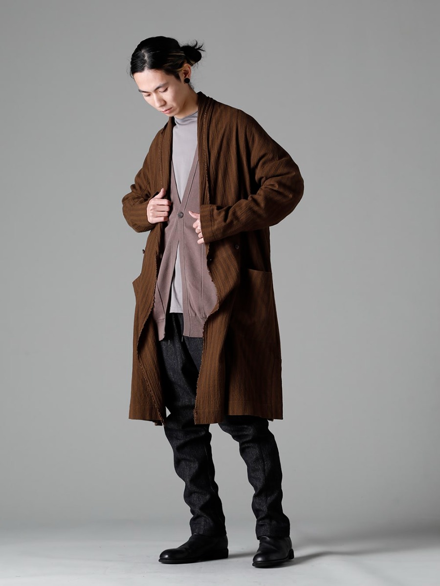 DEVOA(デヴォア) ZIGGY CHEN(ジギーチェン) GUIDI(グイディ) 23SS(春夏) シーズン スタイリング 春先でも使えるアイテムでまとめたシーズンミックススタイリング - 0M2230730 シャツローブ KTS-CMH-Beige-Gray カーディガン コットン ベージュグレー CSC-DSH3-Stone-Gray セミハイネックロングスリーブ スビンコットンジャージー ストーングレー PTN-SHE イージー パンツ シェトランド ウール / リネン バックジップミドルブーツ - ホースフルグレインレザー - 988X 1-001