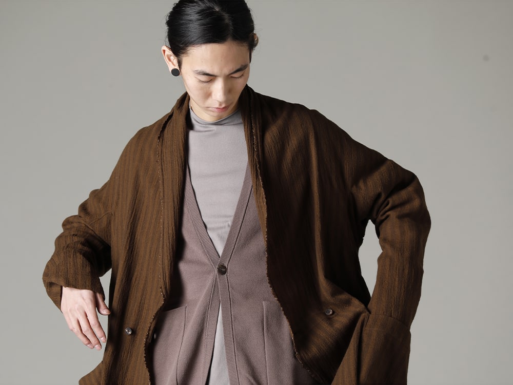 DEVOA(デヴォア) ZIGGY CHEN(ジギーチェン) GUIDI(グイディ) 23SS(春夏) シーズン ラップカラーが特徴的なダブルブレステッドローブコート  - 0M2230730シャツローブ KTS-CMH-Beige-Gray カーディガン コットン ベージュグレー CSC-DSH3-Stone-Gray セミハイネックロングスリーブ スビンコットンジャージー ストーングレー 2-004