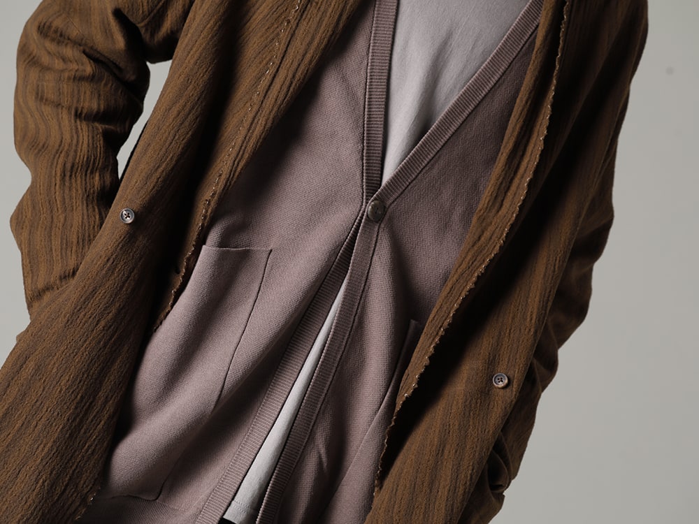 DEVOA(デヴォア) ZIGGY CHEN(ジギーチェン) GUIDI(グイディ) 23SS(春夏) シーズン ラップカラーが特徴的なダブルブレステッドローブコート  - 0M2230730シャツローブ KTS-CMH-Beige-Gray カーディガン コットン ベージュグレー CSC-DSH3-Stone-Gray セミハイネックロングスリーブ スビンコットンジャージー ストーングレー 2-005