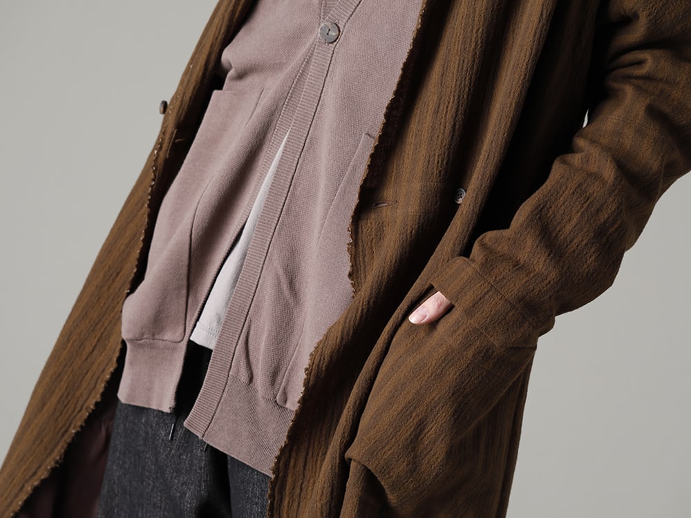 DEVOA(デヴォア) ZIGGY CHEN(ジギーチェン) GUIDI(グイディ) 23SS(春夏) シーズン ラップカラーが特徴的なダブルブレステッドローブコート  - 0M2230730シャツローブ KTS-CMH-Beige-Gray カーディガン コットン ベージュグレー CSC-DSH3-Stone-Gray セミハイネックロングスリーブ スビンコットンジャージー ストーングレー 2-005