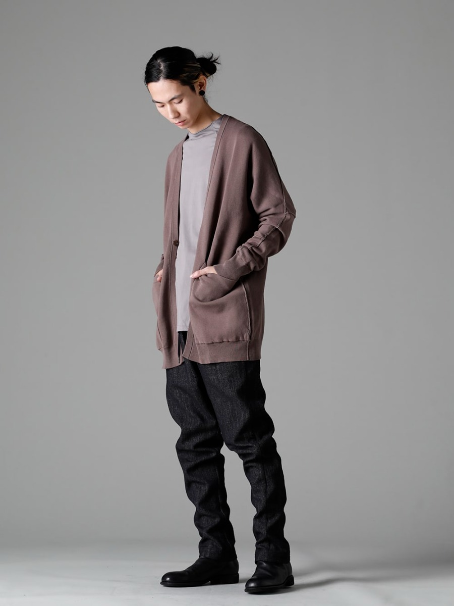 DEVOA(デヴォア) ZIGGY CHEN(ジギーチェン) GUIDI(グイディ) 23SS(春夏) シーズン 春先のいろんなシーンで間違いなく重宝するカーディガン - KTS-CMH-Beige-Gray カーディガン コットン ベージュグレー CSC-DSH3-Stone-Gray セミハイネックロングスリーブ スビンコットンジャージー ストーングレー PTN-SHE イージー パンツ シェトランド ウール / リネン バックジップミドルブーツ - ホースフルグレインレザー - 988X 3-003