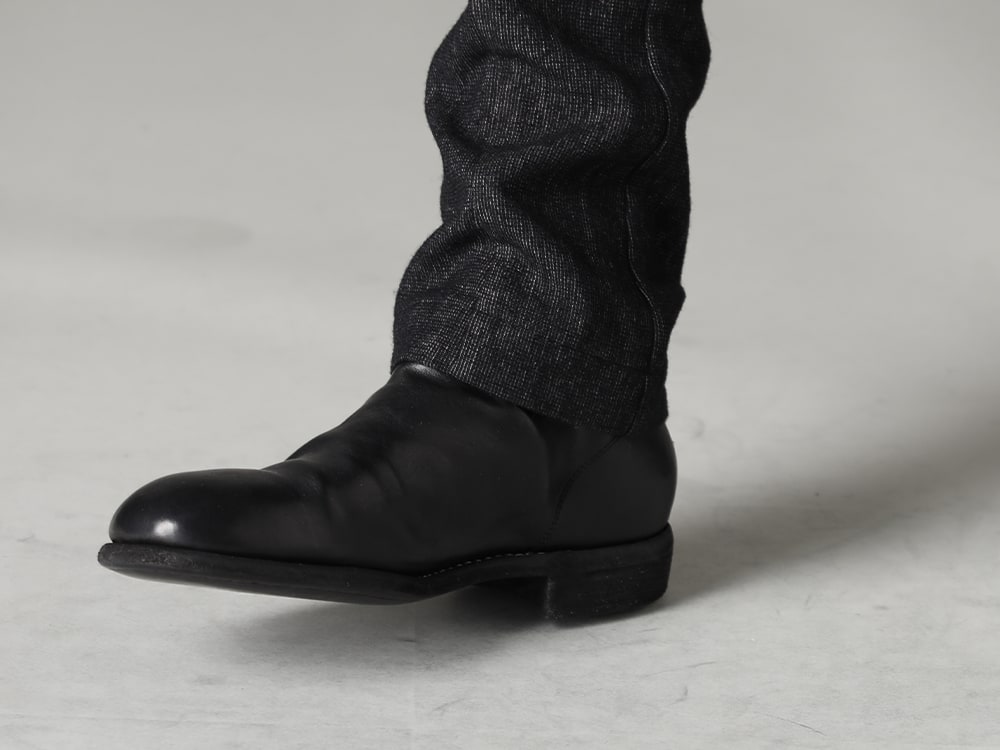 DEVOA(デヴォア) ZIGGY CHEN(ジギーチェン) GUIDI(グイディ) 23SS(春夏) シーズン 渋い素材とリラックスしたシルエットの春先にも十分に使えるパンツ - PTN-SHE イージー パンツ シェトランド ウール / リネン バックジップミドルブーツ - ホースフルグレインレザー - 988X 3-004