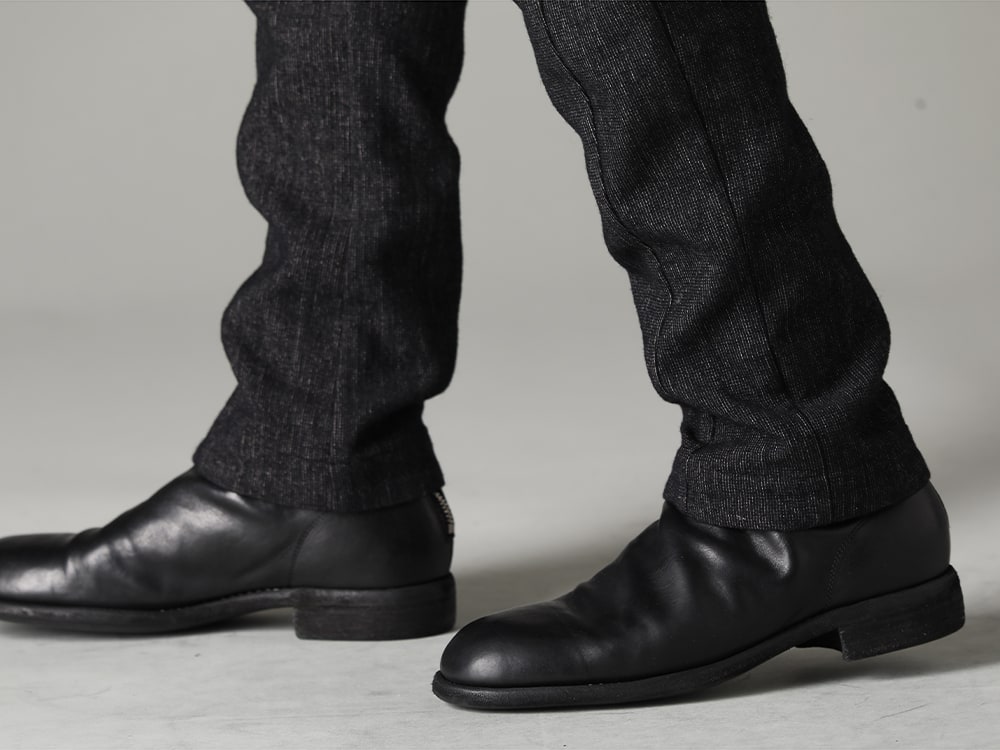 DEVOA(デヴォア) ZIGGY CHEN(ジギーチェン) GUIDI(グイディ) 23SS(春夏) シーズン 渋い素材とリラックスしたシルエットの春先にも十分に使えるパンツ - PTN-SHE イージー パンツ シェトランド ウール / リネン バックジップミドルブーツ - ホースフルグレインレザー - 988X 3-005