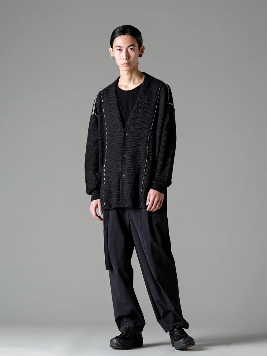 The Viridi-anne 2023SS スタイリング - Spring styling using the new Hard Twist Ramie Yarn Cardigan from The Viridi-anne 23SS collection. A relaxed style with an overall loose silhouette - VI-3586-07-Black - Hard Twisted Ramie Yarn Cardigan Black - VI-3562-04-Black - Water-Repellent Stretch Wide Pants Black - VI-3555-09-Black - Sneakers Black