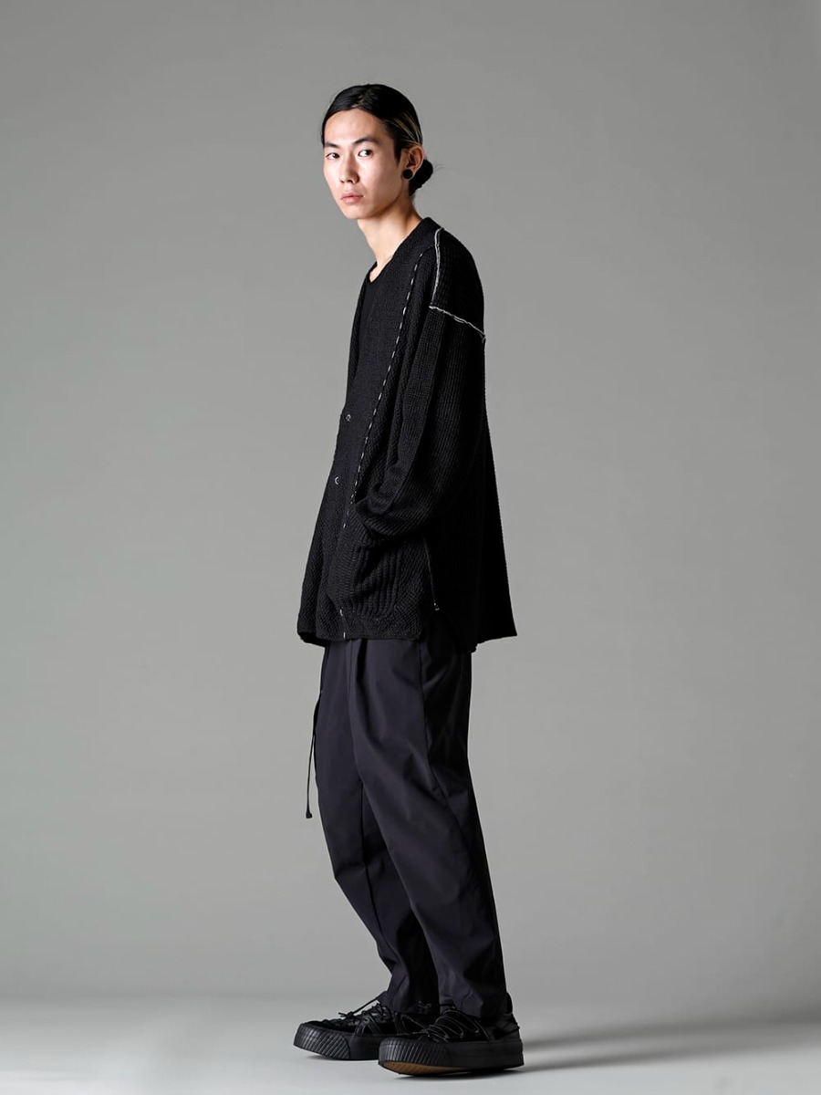 The Viridi-anne 2023SS スタイリング A relaxed style with an overall loose silhouette - VI-3586-07-Black - Hard Twisted Ramie Yarn Cardigan Black - VI-3562-04-Black - Water-Repellent Stretch Wide Pants Black - VI-3555-09-Black - Sneakers Black 1-001