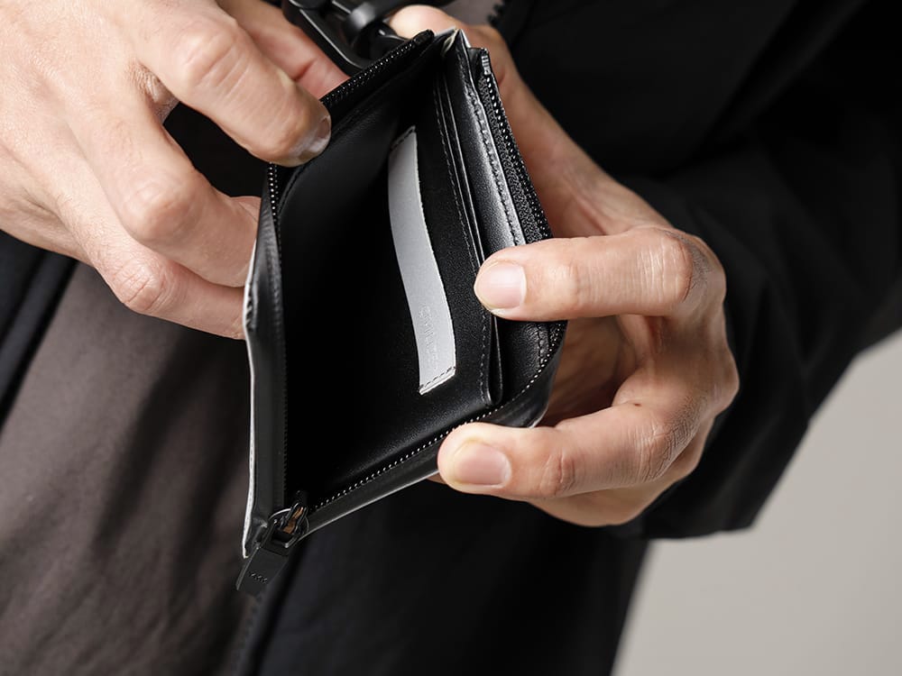 CIVILIZED 23SS The minimal and highly mobile velocity track jacket is great for early spring.  - CVZ-0002-Urbane Wallet Reflect Silver - CVE-0024-Velocity Track Jacket Black 2-006