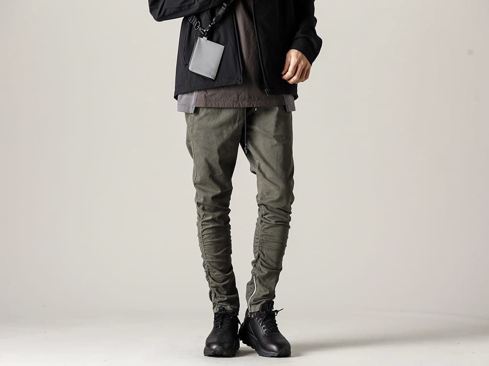 RIPVANWINKLE 23SS Styling - This item is made of a material that has a warm and comfortable feel, with beautiful satin and a soft raised feel. Zippered pants with a unique texture, motorcycle easy RB-410-Motorcycle Easy D.Khaki - SCV186C016-Night Run light Black - CVZ-0002-Urbane Wallet Reflect Silver