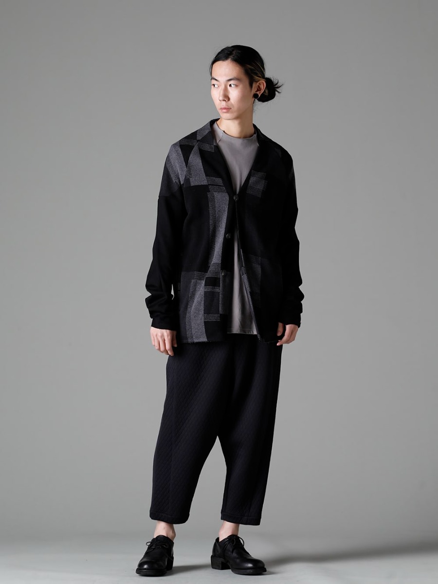 DEVOA(デヴォア) GUIDI(グイディ) 23SS(春夏) スタイリング - 画像の詳細(スタイリング全体の詳細) 春夏らしいリラックスしたムードでさらりと着る - JKN-JQSC ジャケット シルク / コットンジャカード CSC-DSH3-Stone-Gray セミハイネックロングスリーブ スビンコットンジャージー ストーングレー PTN-DKKL ドロップクロッチクロップドパンツ キルトコットン / ポリエステル 792Z クラシック ダービーシューズ レースアップ ダブルソール - ホース フルグレイン - 792Z 