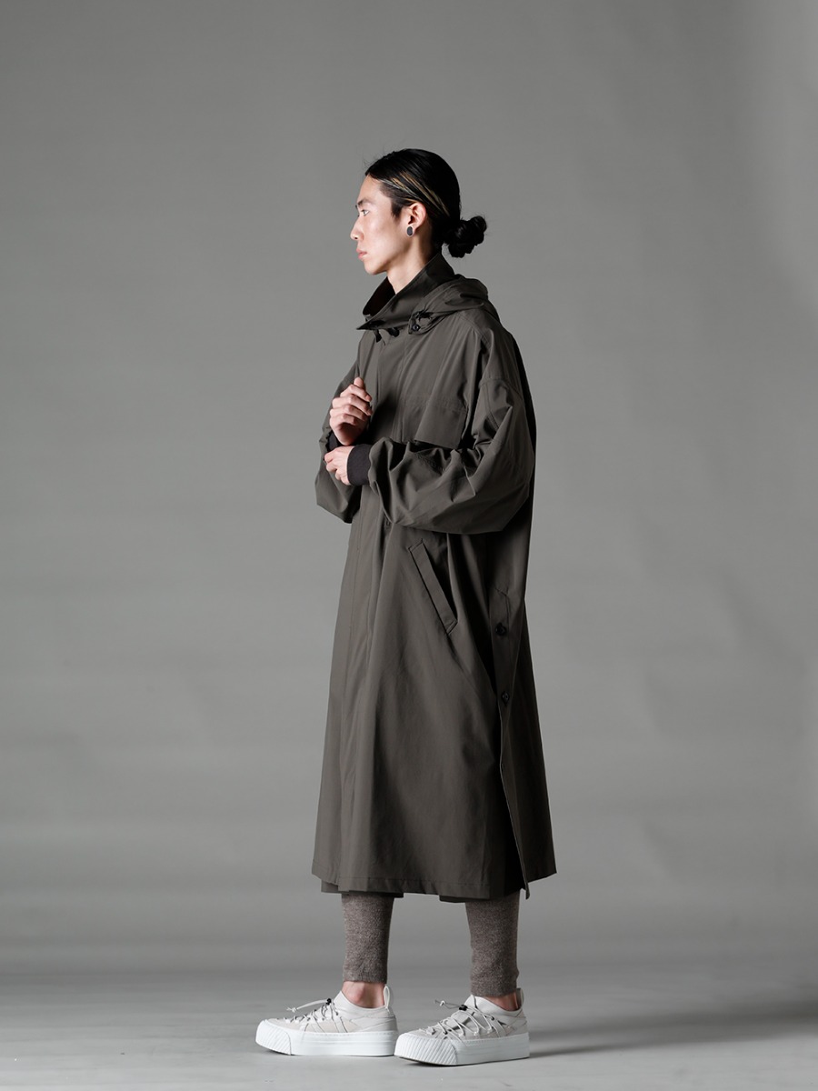 The Viridi-anne 2023SS - Spring/Summer styling centered on earth-colored items. - VI-3560-06-Dark-Olive(Water-Repellent Stretch Hooded Coat Dark Olive) VI-3585-07-Gray-Brown(Hard Twisted Ramie Yarn Sweater Gray Brown) VI-3564-04-Dark-olive(Water-Repellent Stretch Knee-Length Pants Dark Olive) VI-3617-09-Gray-Brown(Leg-Warmers Gray Brown) VI-3555-09-L.Gray(Sneakers L.Gray) - 1-002