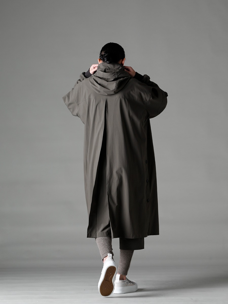 The Viridi-anne 2023SS - Spring/Summer styling centered on earth-colored items. - VI-3560-06-Dark-Olive(Water-Repellent Stretch Hooded Coat Dark Olive) VI-3585-07-Gray-Brown(Hard Twisted Ramie Yarn Sweater Gray Brown) VI-3564-04-Dark-olive(Water-Repellent Stretch Knee-Length Pants Dark Olive) VI-3617-09-Gray-Brown(Leg-Warmers Gray Brown) VI-3555-09-L.Gray(Sneakers L.Gray) - 1-003