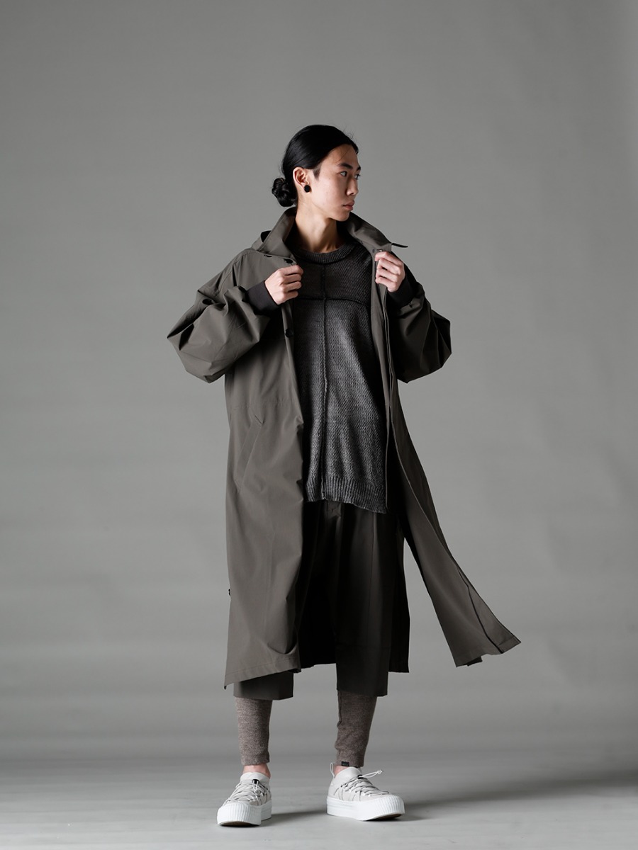 The Viridi-anne 2023SS - Spring/Summer styling centered on earth-colored items. - VI-3560-06-Dark-Olive(Water-Repellent Stretch Hooded Coat Dark Olive) VI-3585-07-Gray-Brown(Hard Twisted Ramie Yarn Sweater Gray Brown) VI-3564-04-Dark-olive(Water-Repellent Stretch Knee-Length Pants Dark Olive) VI-3617-09-Gray-Brown(Leg-Warmers Gray Brown) VI-3555-09-L.Gray(Sneakers L.Gray) - 1-004