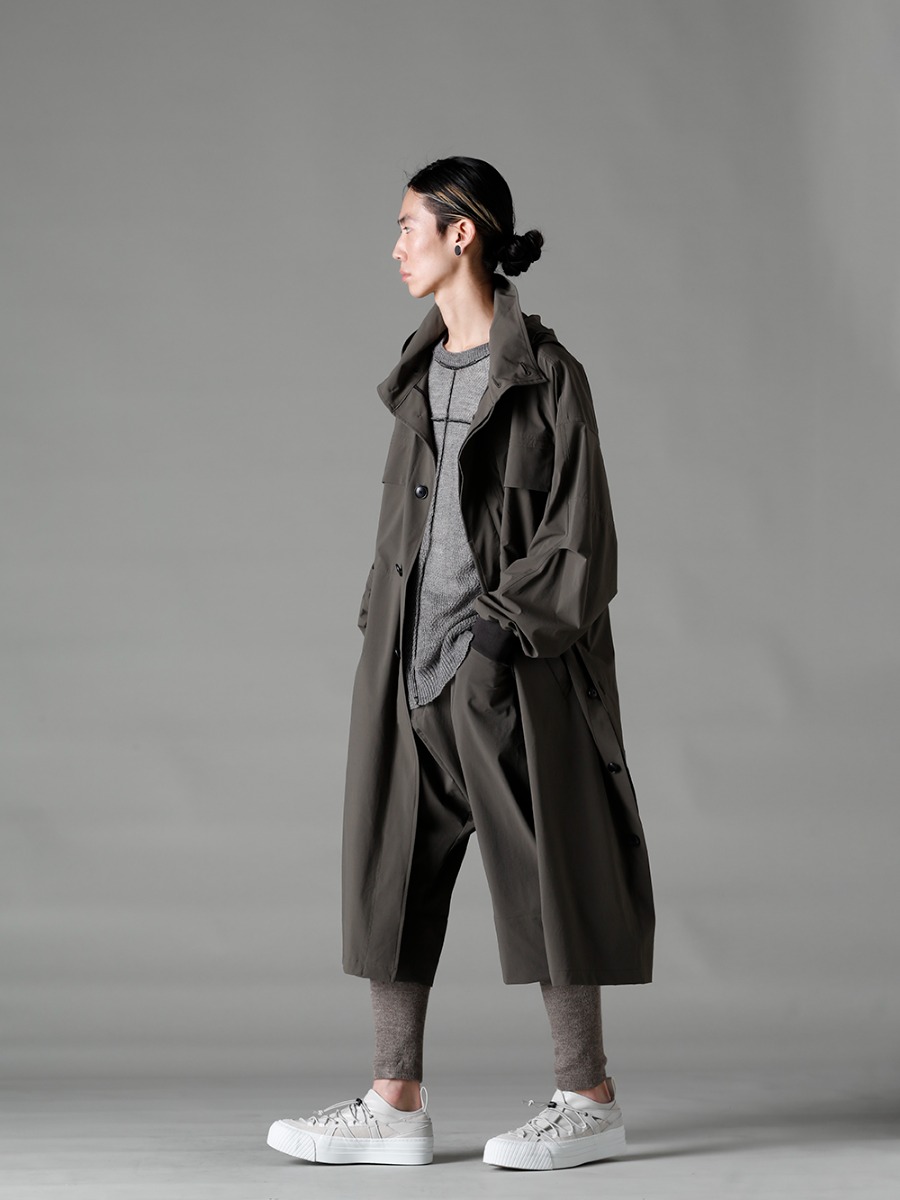 The Viridi-anne 2023SS - Spring/Summer styling centered on earth-colored items. - VI-3560-06-Dark-Olive(Water-Repellent Stretch Hooded Coat Dark Olive) VI-3585-07-Gray-Brown(Hard Twisted Ramie Yarn Sweater Gray Brown) VI-3564-04-Dark-olive(Water-Repellent Stretch Knee-Length Pants Dark Olive) VI-3617-09-Gray-Brown(Leg-Warmers Gray Brown) VI-3555-09-L.Gray(Sneakers L.Gray) - 1-005