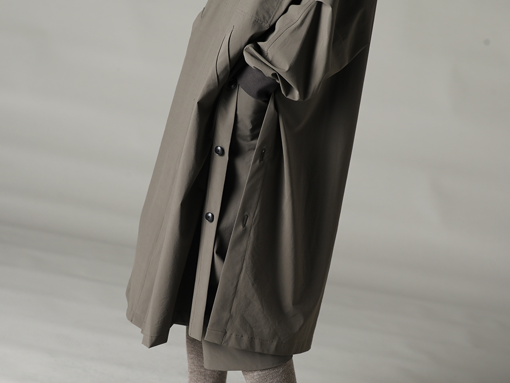 The Viridi-anne 2023SS - Minimalist coat made of functional material. - VI-3560-06-Dark-Olive(Water-Repellent Stretch Hooded Coat Dark Olive) - 2-005