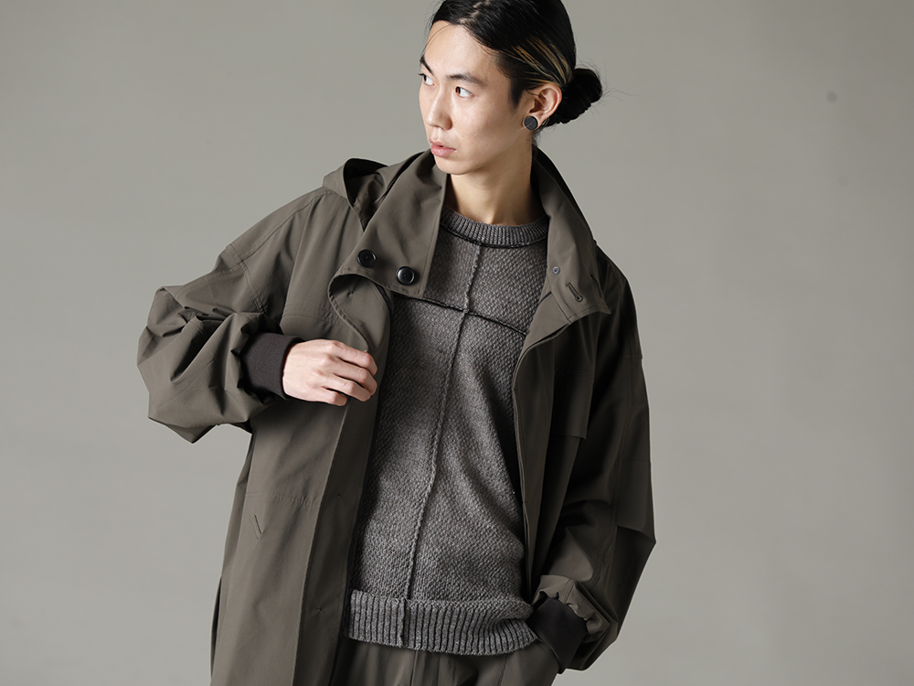 The Viridi-anne 2023SS - Minimalist coat made of functional material. - VI-3560-06-Dark-Olive(Water-Repellent Stretch Hooded Coat Dark Olive) VI-3585-07-Gray-Brown(Hard Twisted Ramie Yarn Sweater Gray Brown) - 2-009