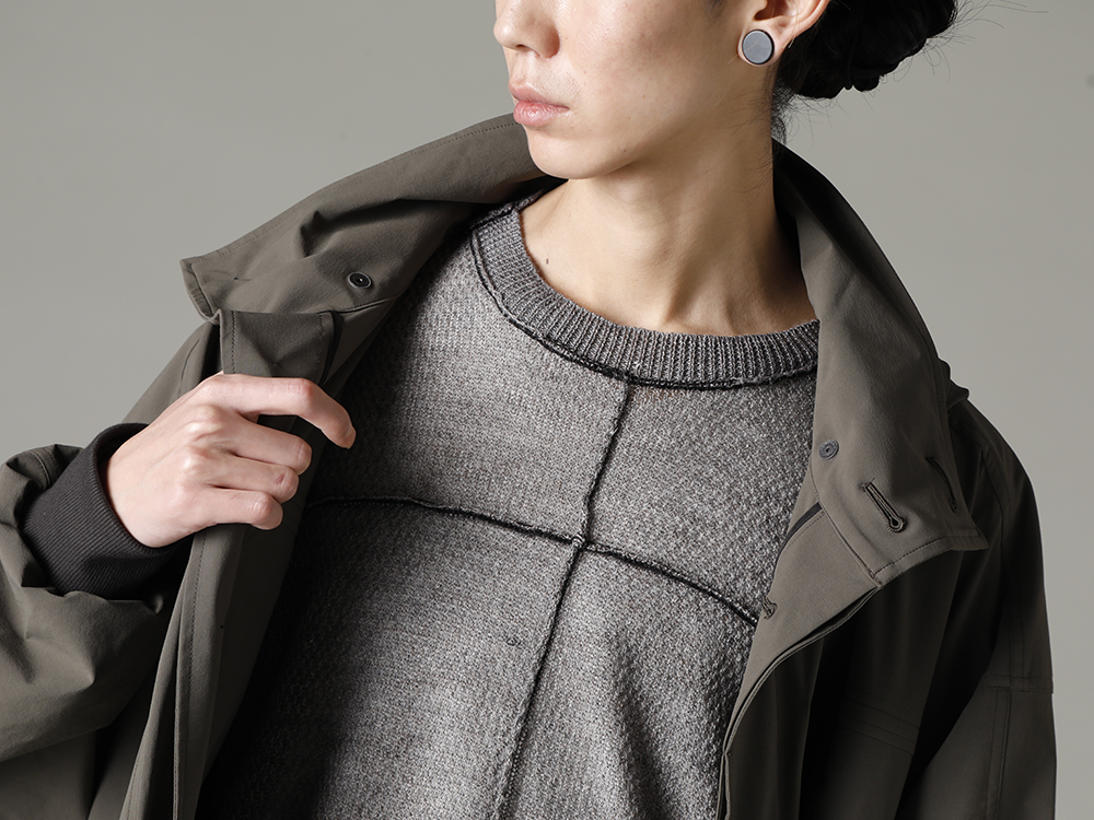 The Viridi-anne 2023SS - Minimalist coat made of functional material. - VI-3560-06-Dark-Olive(Water-Repellent Stretch Hooded Coat Dark Olive) VI-3585-07-Gray-Brown(Hard Twisted Ramie Yarn Sweater Gray Brown) - 2-010