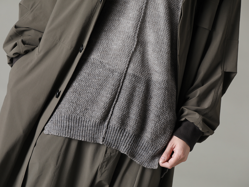 The Viridi-anne 2023SS - Minimalist coat made of functional material. - VI-3560-06-Dark-Olive(Water-Repellent Stretch Hooded Coat Dark Olive) VI-3585-07-Gray-Brown(Hard Twisted Ramie Yarn Sweater Gray Brown) - 2-011