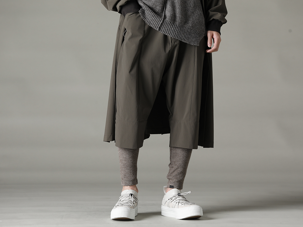 The Viridi-anne 2023SS - Simple shorts with a point of interest. - VI-3564-04-Dark-olive(Water-Repellent Stretch Knee-Length Pants Dark Olive) VI-3617-09-Gray-Brown(Leg-Warmers Gray Brown) VI-3555-09-L.Gray(Sneakers L.Gray) - 3-001