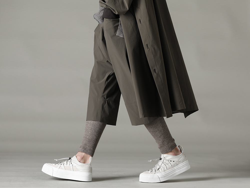 The Viridi-anne 2023SS - Simple shorts with a point of interest. - VI-3564-04-Dark-olive(Water-Repellent Stretch Knee-Length Pants Dark Olive) VI-3617-09-Gray-Brown(Leg-Warmers Gray Brown) VI-3555-09-L.Gray(Sneakers L.Gray) - 3-002