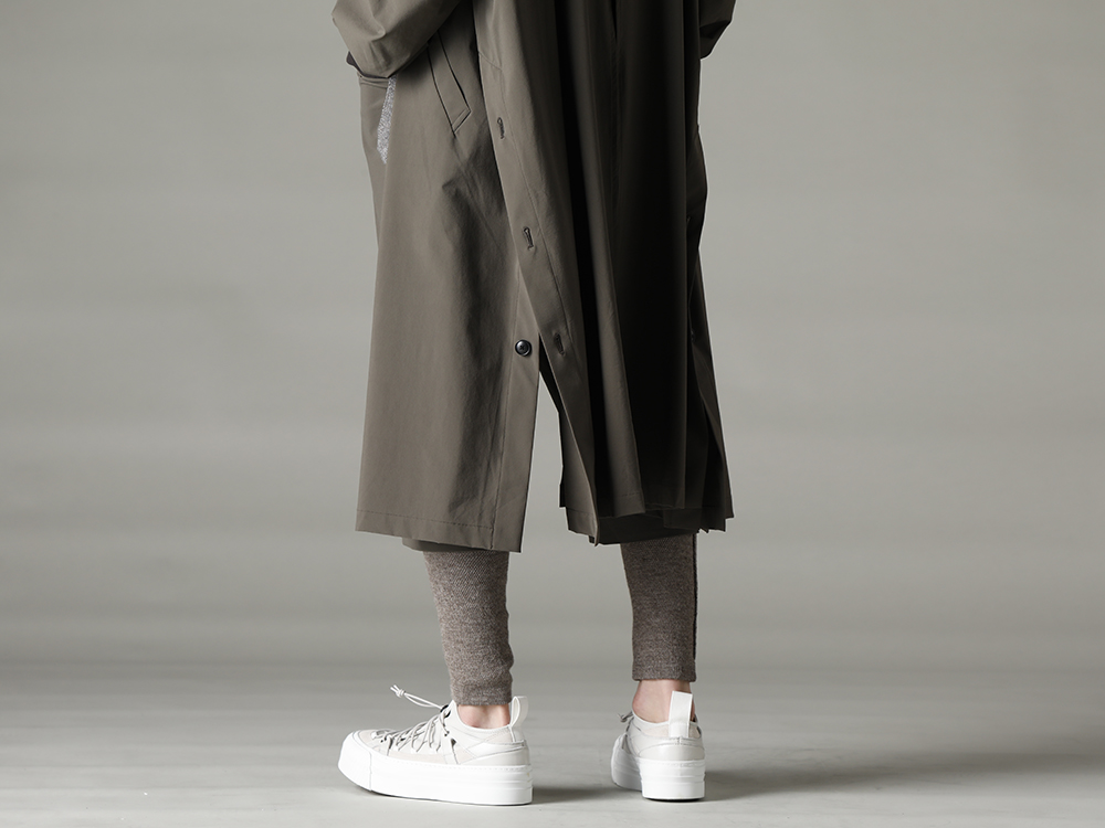 The Viridi-anne 2023SS - Simple shorts with a point of interest. - VI-3564-04-Dark-olive(Water-Repellent Stretch Knee-Length Pants Dark Olive) VI-3617-09-Gray-Brown(Leg-Warmers Gray Brown) VI-3555-09-L.Gray(Sneakers L.Gray) - 3-003