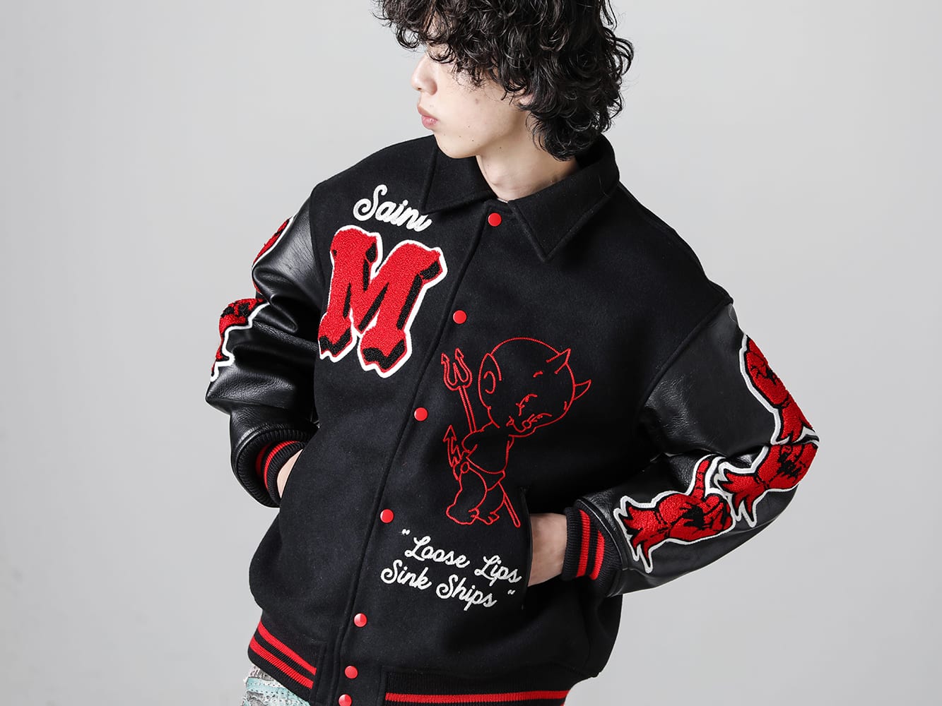 セントマイケル 2022-23AW - ©️SAINT M×××××× 2022-23秋冬コレクションより新作アイテムがリリース！只今より通販にて販売開始です！- SM-A22-0000-034(DEVIL バーシティジャケット ブラック) - 1-001