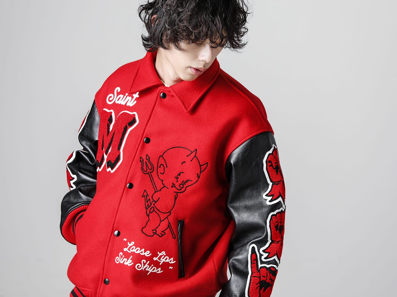 セントマイケル 2022-23AW - ©️SAINT M×××××× 2022-23秋冬コレクションより新作アイテムがリリース！只今より通販にて販売開始です！- SM-A22-0000-035(DEVIL バーシティジャケット レッド) - 1-002