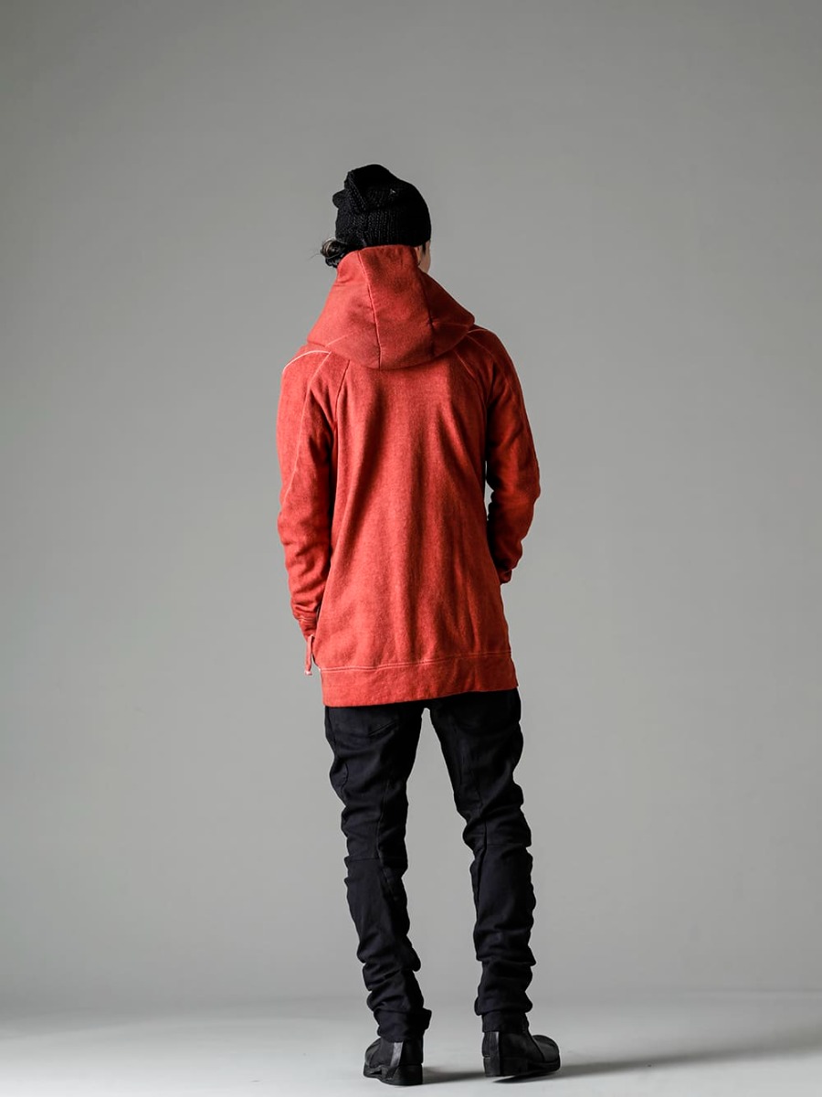 D.HYGEN(ディーハイゲン) 23SS(春夏) スタイリング D.HYGENらしい重厚感にデイリーに使える抜け感や脱力感を。 - ST101-0123S-Brick 無撚糸裏毛フーデッドジャケット ブリック CSC-DSD3-Charcoal クルーネックロングスリーブ スビンコットンジャージー チャコール ST107-0123S-Black ハイパーストレッチコットンデニムオーバーロックツイストカーブスリムパンツ ブラック M8011-BE-Black キャップ フィールド ブラック BOOT4-LEATHER ブーツ4 レザー 1-002