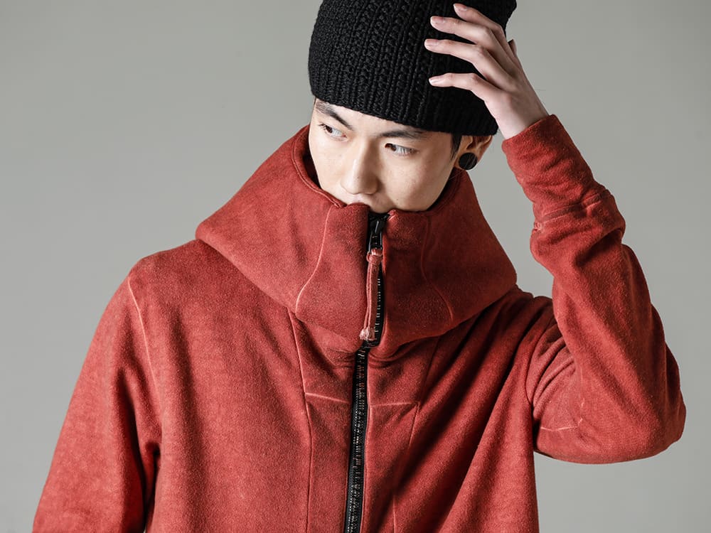 D.HYGEN(ディーハイゲン) 23SS(春夏) デザイナーのライフワークからインスピレーションを得た新色  - ST101-0123S-Brick 無撚糸裏毛フーデッドジャケット ブリック CSC-DSD3-Charcoal クルーネックロングスリーブ スビンコットンジャージー チャコール M8011-BE-Black キャップ フィールド ブラック 2-001