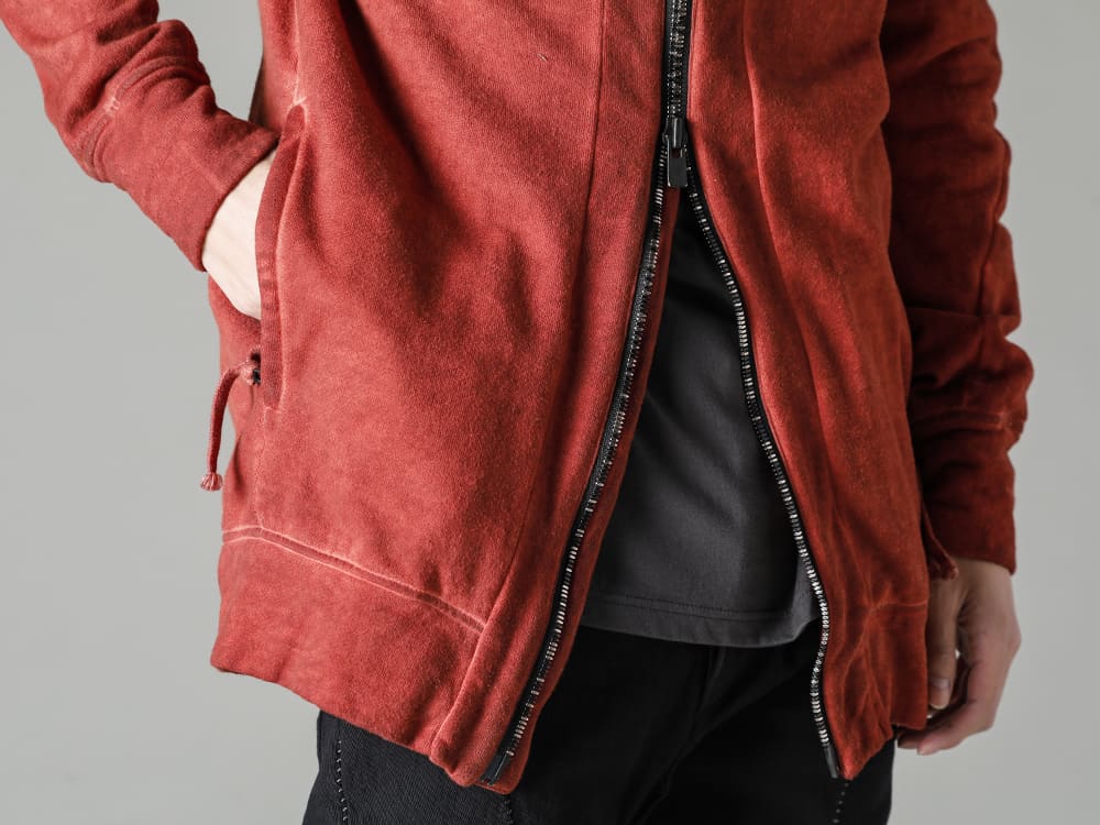 D.HYGEN(ディーハイゲン) 23SS(春夏) デザイナーのライフワークからインスピレーションを得た新色  - ST101-0123S-Brick 無撚糸裏毛フーデッドジャケット ブリック CSC-DSD3-Charcoal クルーネックロングスリーブ スビンコットンジャージー チャコール M8011-BE-Black キャップ フィールド ブラック 2-002