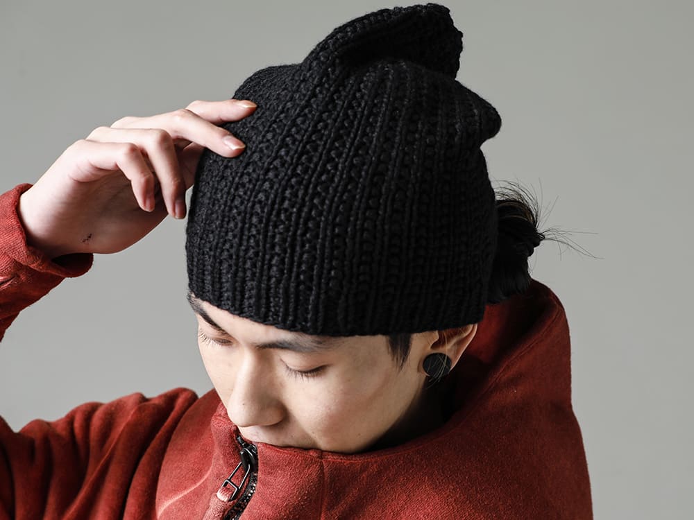 D.HYGEN(ディーハイゲン) 23SS(春夏) デザイナーのライフワークからインスピレーションを得た新色  - ST101-0123S-Brick 無撚糸裏毛フーデッドジャケット ブリック CSC-DSD3-Charcoal クルーネックロングスリーブ スビンコットンジャージー チャコール M8011-BE-Black キャップ フィールド ブラック 2-006