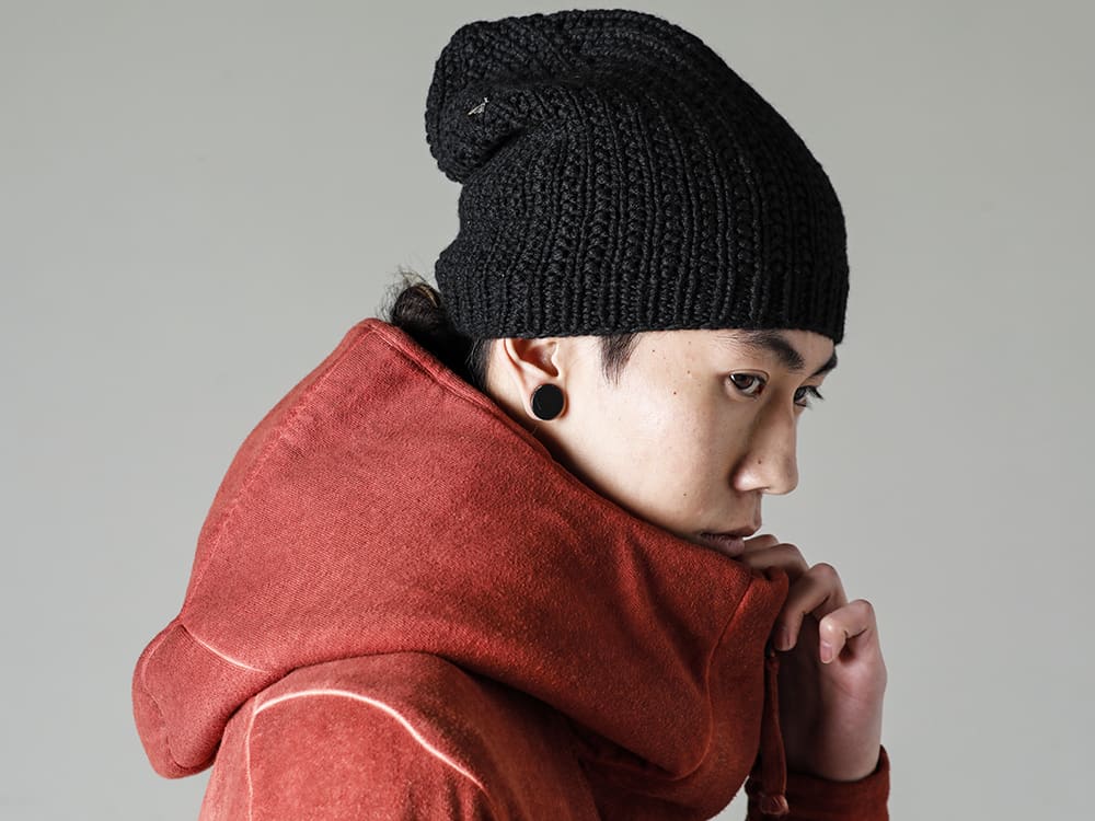 D.HYGEN(ディーハイゲン) 23SS(春夏) デザイナーのライフワークからインスピレーションを得た新色  - ST101-0123S-Brick 無撚糸裏毛フーデッドジャケット ブリック CSC-DSD3-Charcoal クルーネックロングスリーブ スビンコットンジャージー チャコール M8011-BE-Black キャップ フィールド ブラック 2-007