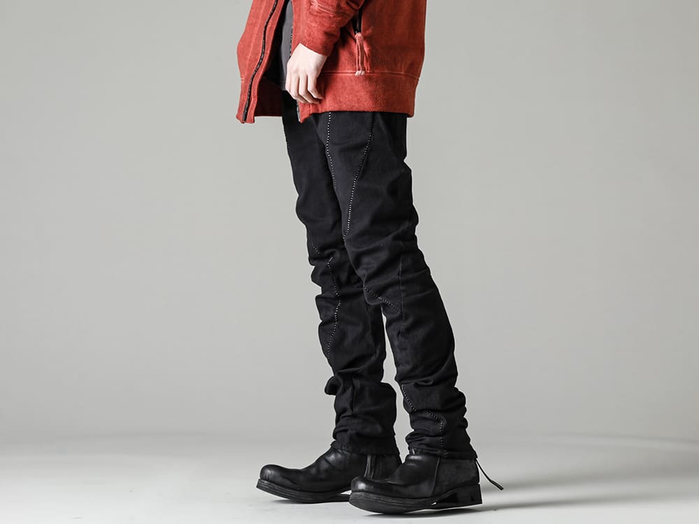 D.HYGEN(ディーハイゲン) 23SS(春夏) 複雑なパターンを浮かび上がらせるようなステッチワーク -  ST107-0123S-Black ハイパーストレッチコットンデニムオーバーロックツイストカーブスリムパンツ ブラック  BOOT4-LEATHER ブーツ4 レザー 3-002