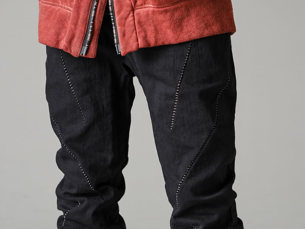 D.HYGEN(ディーハイゲン) 23SS(春夏) 複雑なパターンを浮かび上がらせるようなステッチワーク -  ST107-0123S-Black ハイパーストレッチコットンデニムオーバーロックツイストカーブスリムパンツ ブラック  BOOT4-LEATHER ブーツ4 レザー 3-004