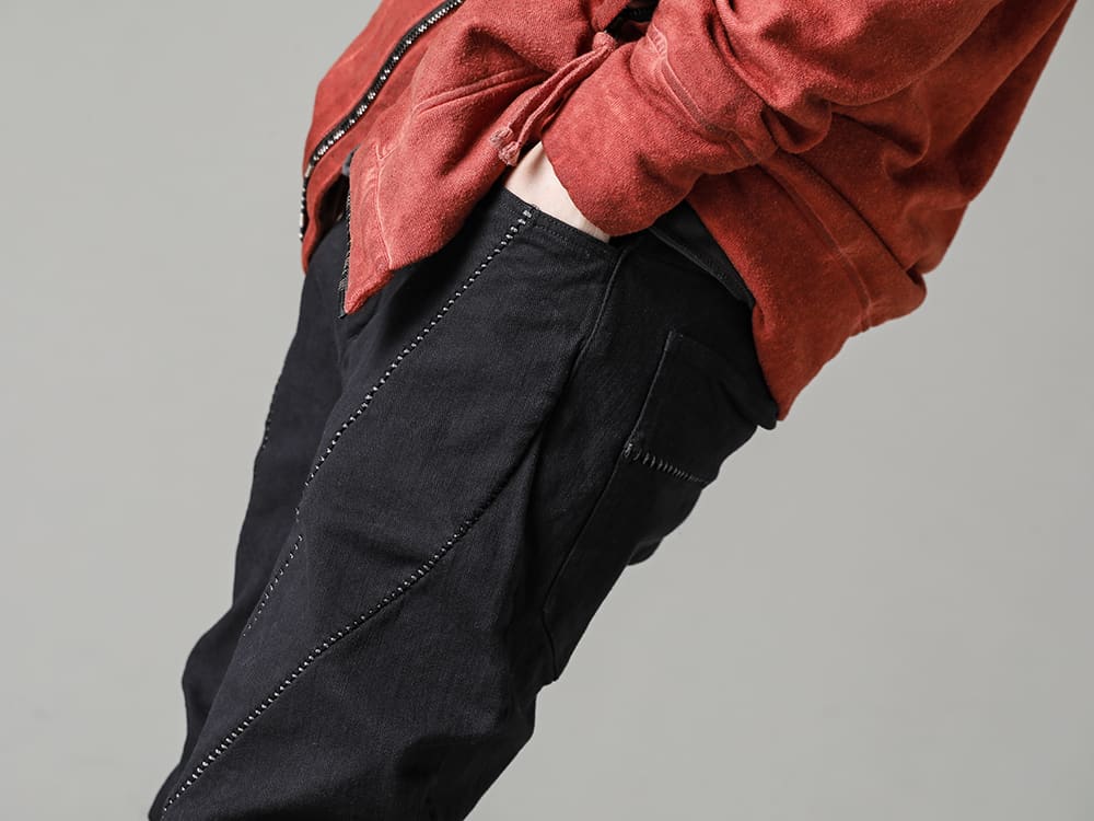 D.HYGEN(ディーハイゲン) 23SS(春夏) 複雑なパターンを浮かび上がらせるようなステッチワーク -  ST107-0123S-Black ハイパーストレッチコットンデニムオーバーロックツイストカーブスリムパンツ ブラック  BOOT4-LEATHER ブーツ4 レザー 3-005