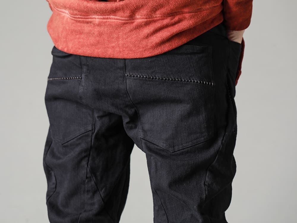 D.HYGEN(ディーハイゲン) 23SS(春夏) 複雑なパターンを浮かび上がらせるようなステッチワーク -  ST107-0123S-Black ハイパーストレッチコットンデニムオーバーロックツイストカーブスリムパンツ ブラック  BOOT4-LEATHER ブーツ4 レザー 3-003