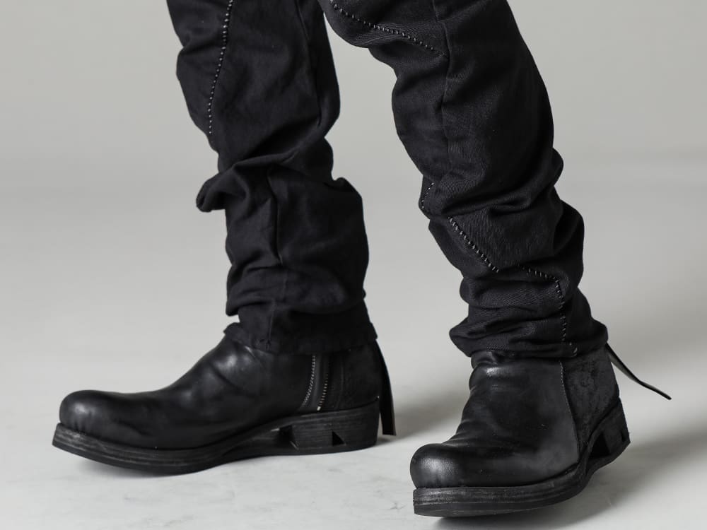 D.HYGEN(ディーハイゲン) 23SS(春夏) 複雑なパターンを浮かび上がらせるようなステッチワーク -  ST107-0123S-Black ハイパーストレッチコットンデニムオーバーロックツイストカーブスリムパンツ ブラック  BOOT4-LEATHER ブーツ4 レザー 3-004