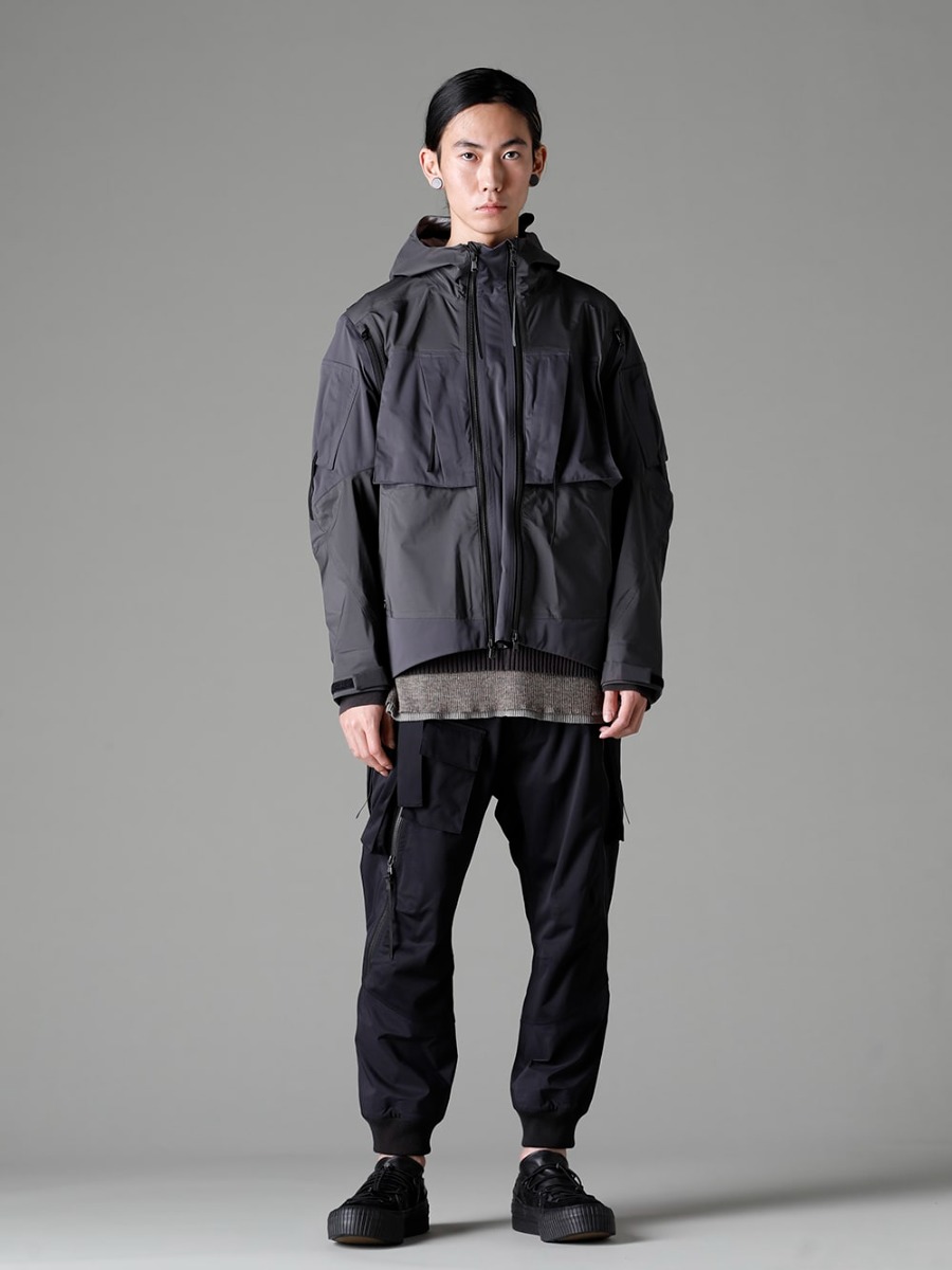 The Viridi-anne 23SS styling - The Viridi-anne's signature outdoor style combines functional materials with items designed with military and outdoor touches. - VI-3557-06-Dark-Gray Water Repellent Hooded Jacket Dark Gray VI-3587-07 Layerd Rib Sweater VI-3559-04-Black Water Repellent Tactical Pants Black VI-3555-09-Black Sneakers Black 